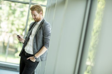 Cep telefonu olan adam.