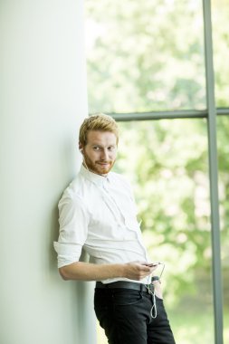 Cep telefonu olan adam.