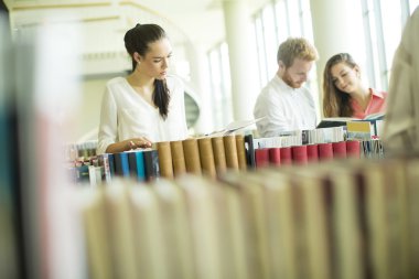 Kütüphanedeki öğrenciler