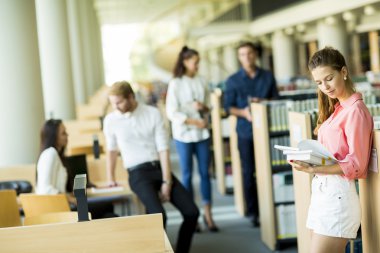 Kütüphanede genç kadın