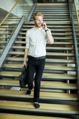 Telefon merdivenlerde adamla