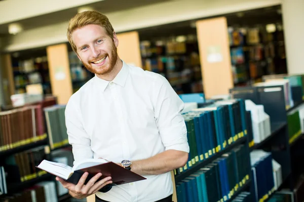 図書館の若い男 — ストック写真