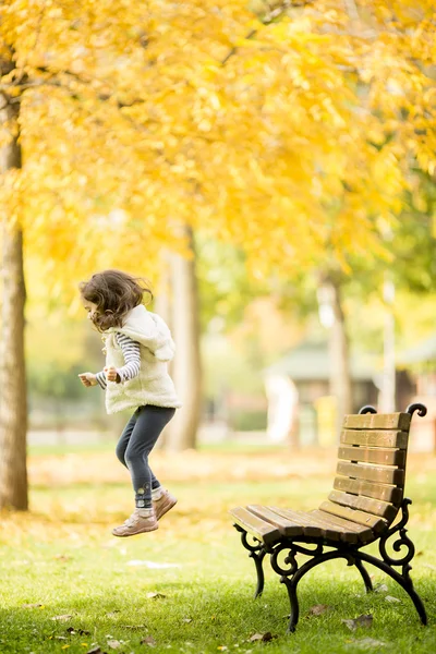 Little girl at the bench — Stock Photo, Image