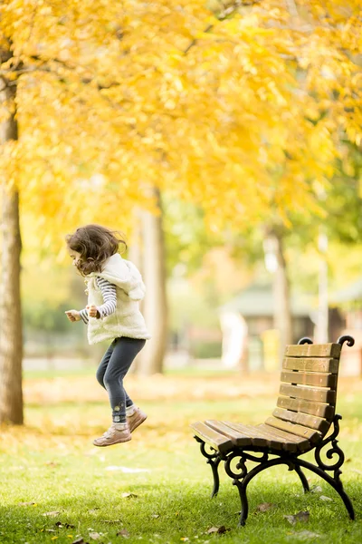 Petite fille sur le banc — Photo