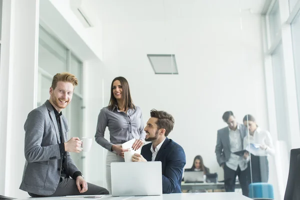 Jóvenes en la oficina — Foto de Stock