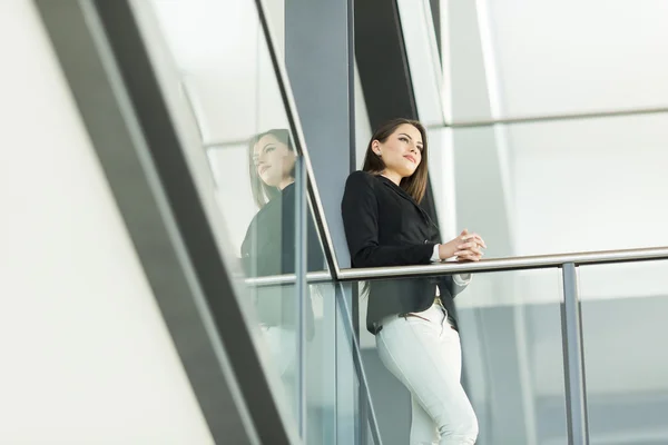 Mujer joven en la oficina —  Fotos de Stock