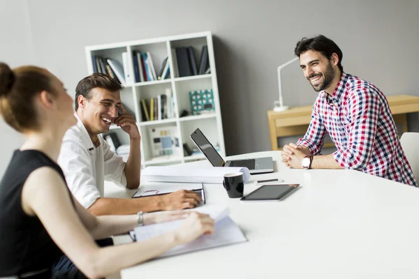 Jóvenes en la oficina — Foto de Stock