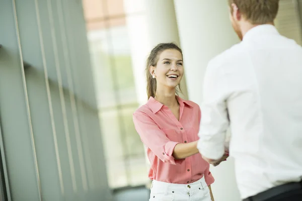 Mujer y hombre apretón de manos — Foto de Stock