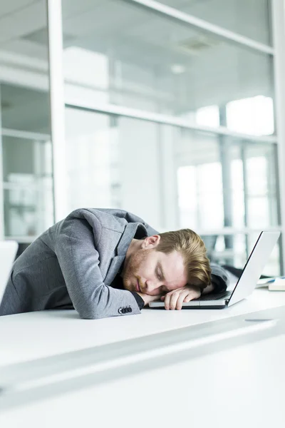 Homem dormindo no escritório — Fotografia de Stock