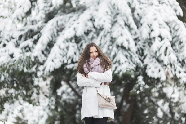 Jeune femme en hiver — Photo