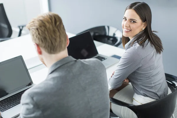 Junge Leute im Büro — Stockfoto