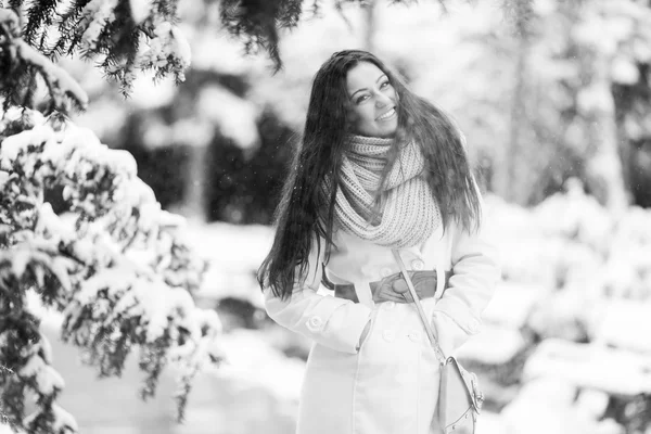 Jovem mulher no inverno — Fotografia de Stock