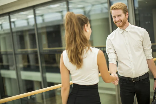 Giovani che stringono la mano — Foto Stock