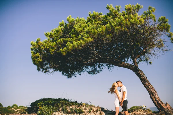 Casal relaxante na praia — Fotografia de Stock