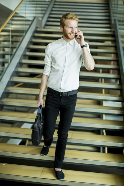 Hombre con teléfono en las escaleras — Foto de Stock