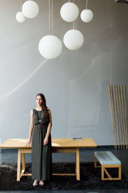 Ofisteki genç bayan.