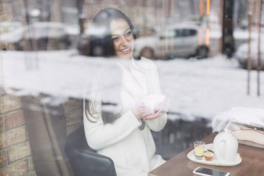 Kafedeki genç kadın.