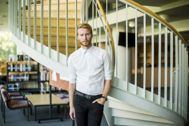 Kütüphanedeki genç adam.