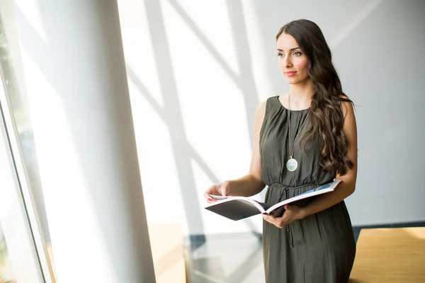 Giovane donna con libro — Foto Stock