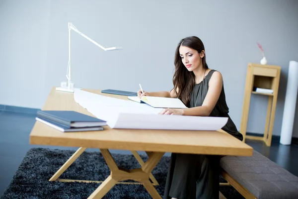 Junge Frau im Büro — Stockfoto