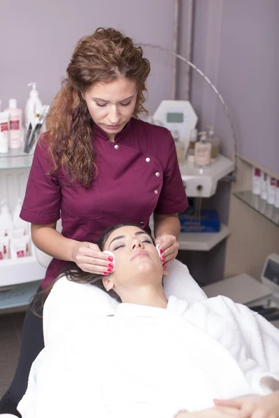 Vrouw met een cosmetische behandeling — Stockfoto