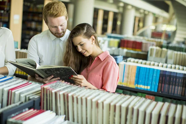 Students in the library — Stock Photo, Image