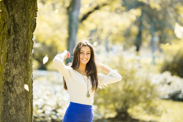 Femme dans la forêt d'automne — Photo