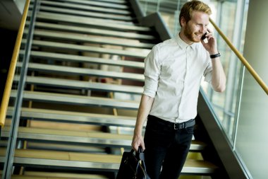 Merdivenlerde genç işadamı