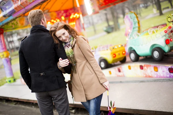 Pareja en el parque de atracciones —  Fotos de Stock