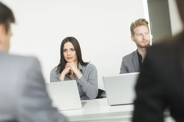 Junge Leute im Büro — Stockfoto