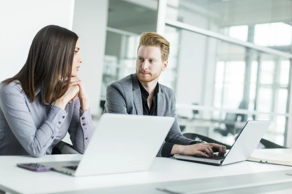 Les jeunes dans le bureau — Photo