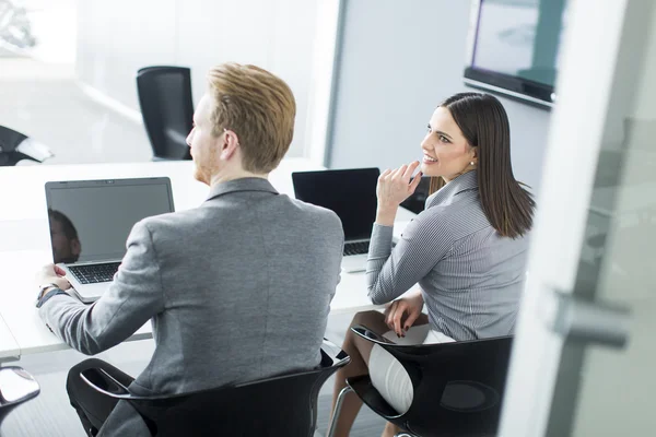 Junge Leute im Büro — Stockfoto