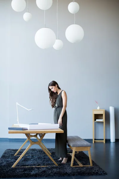 Jonge vrouw in het kantoor — Stockfoto