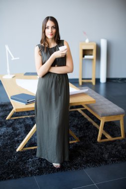 Ofisteki genç bayan.