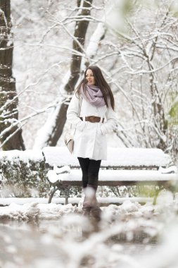 Kış adlı genç bir kadın