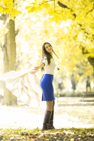 Femme dans la forêt d'automne — Photo