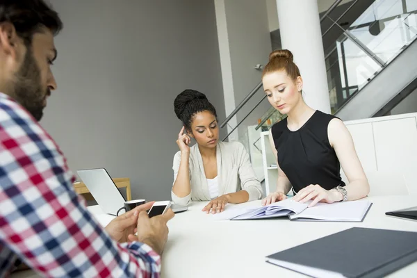 Junge Leute im Büro — Stockfoto