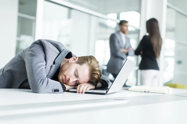 Człowiek śpi w biurze — Zdjęcie stockowe