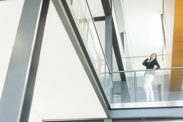 Mujer joven en la oficina — Foto de Stock