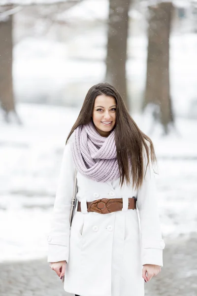 Jonge vrouw op winter — Stockfoto