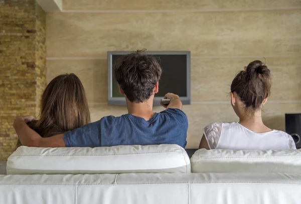 Jovens assistindo tv — Fotografia de Stock