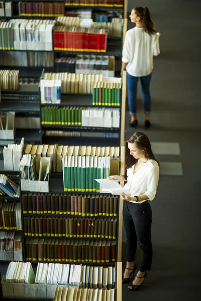 Young women in the library — Stock Photo, Image