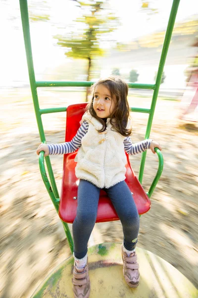 Bambina al parco giochi — Foto Stock