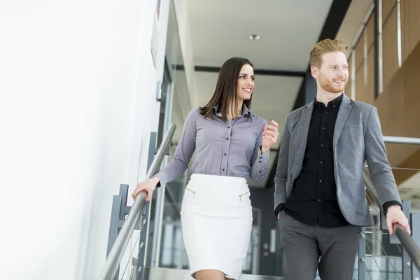 Op de trappen in office (echt) paar — Stockfoto