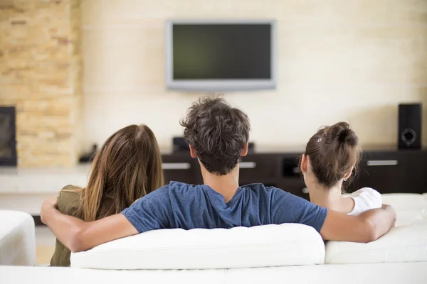 Jovens assistindo tv — Fotografia de Stock