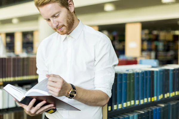 Ung man i biblioteket — Stockfoto