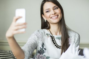 Kadın selfie çekiyor.