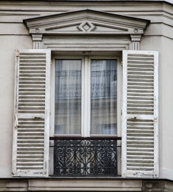 Geleneksel Paris penceresinden