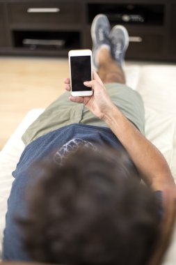 Cep telefonu olan adam.