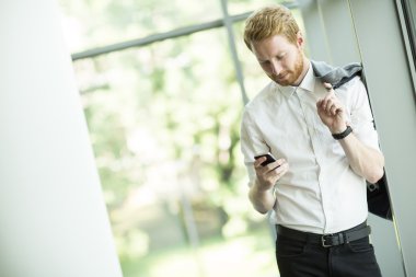 Kızıl saçlı adam.